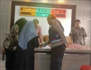 Pembagian BLT Dana Desa Tahap III Tahun 2024 di Desa Sukamulya, 46 Kelompok Penerima Manfaat Terima Bantuan