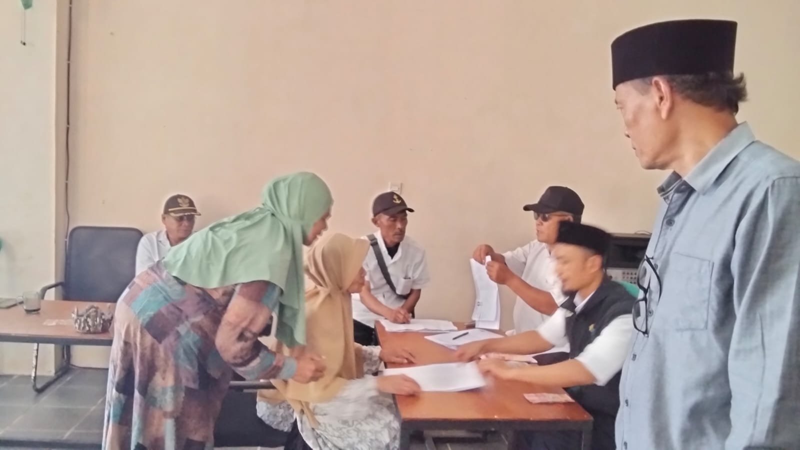 Pemerintahan Desa Karangnunggal Salurkan BLT Lansia