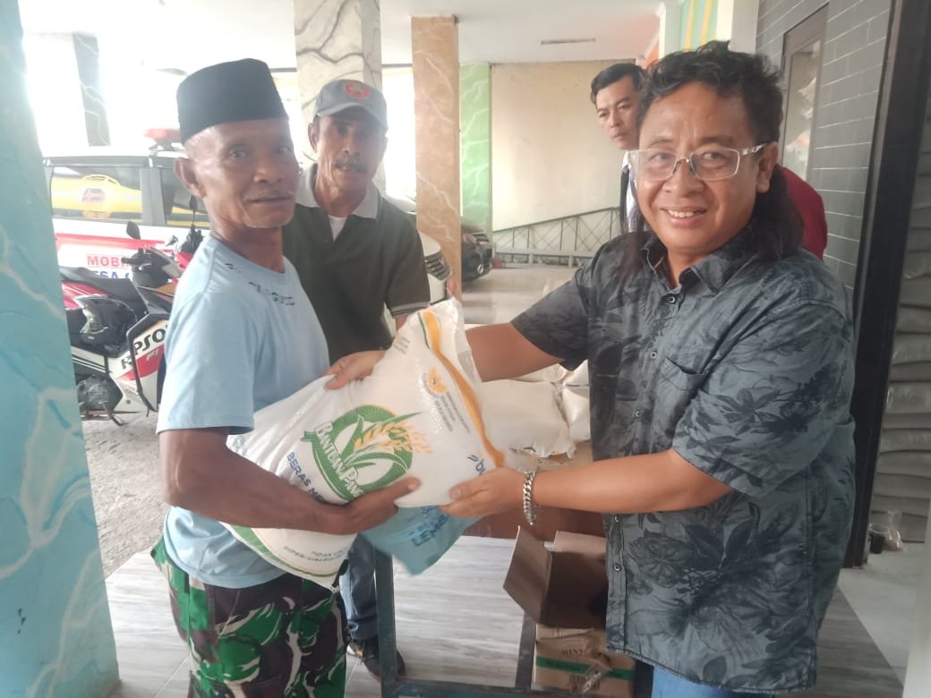 SERBA-SERBI KBB: Penyaluran Sembako di Giriasih dan Pembagian Insentif Guru PAUD di Cijambu