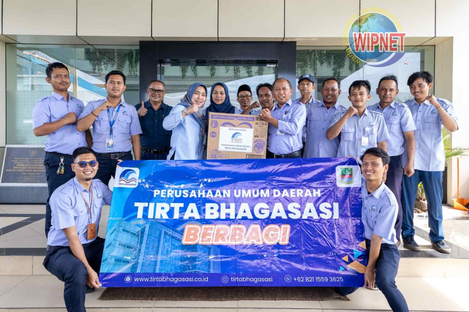 Perumda Tirta Bhagasasi Hadir Berbagi Untuk Meringankan Beban Warga Yang Terkena Banjir Di Kecamatan Cibitung Dan Sukatani